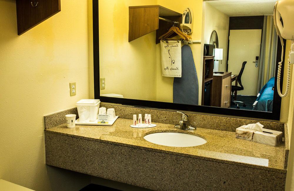 Days Inn By Wyndham Newark Wilmington Bagian luar foto