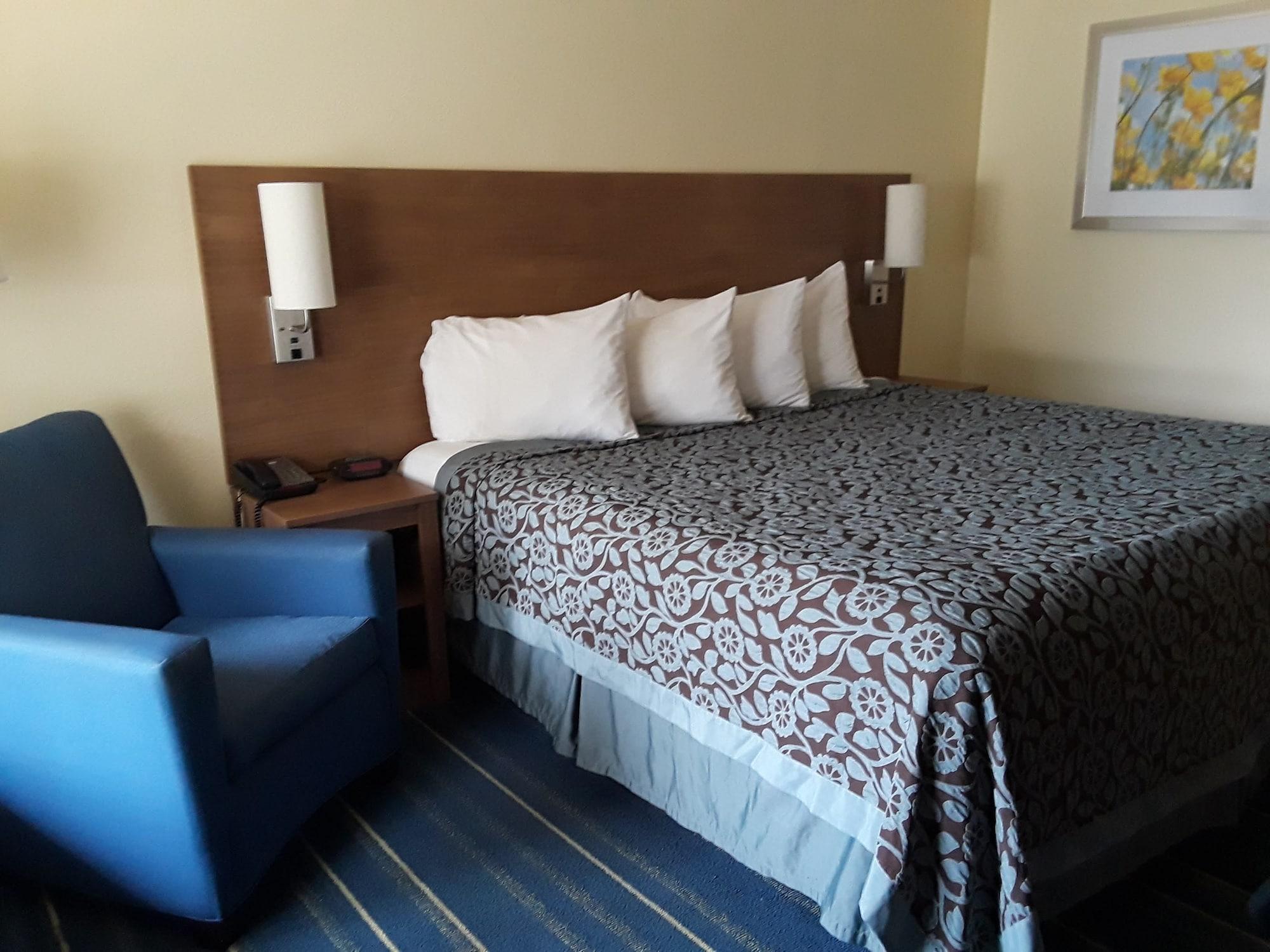 Days Inn By Wyndham Newark Wilmington Bagian luar foto