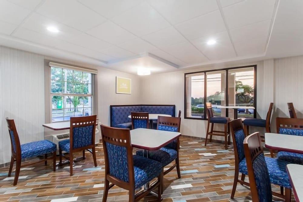 Days Inn By Wyndham Newark Wilmington Bagian luar foto