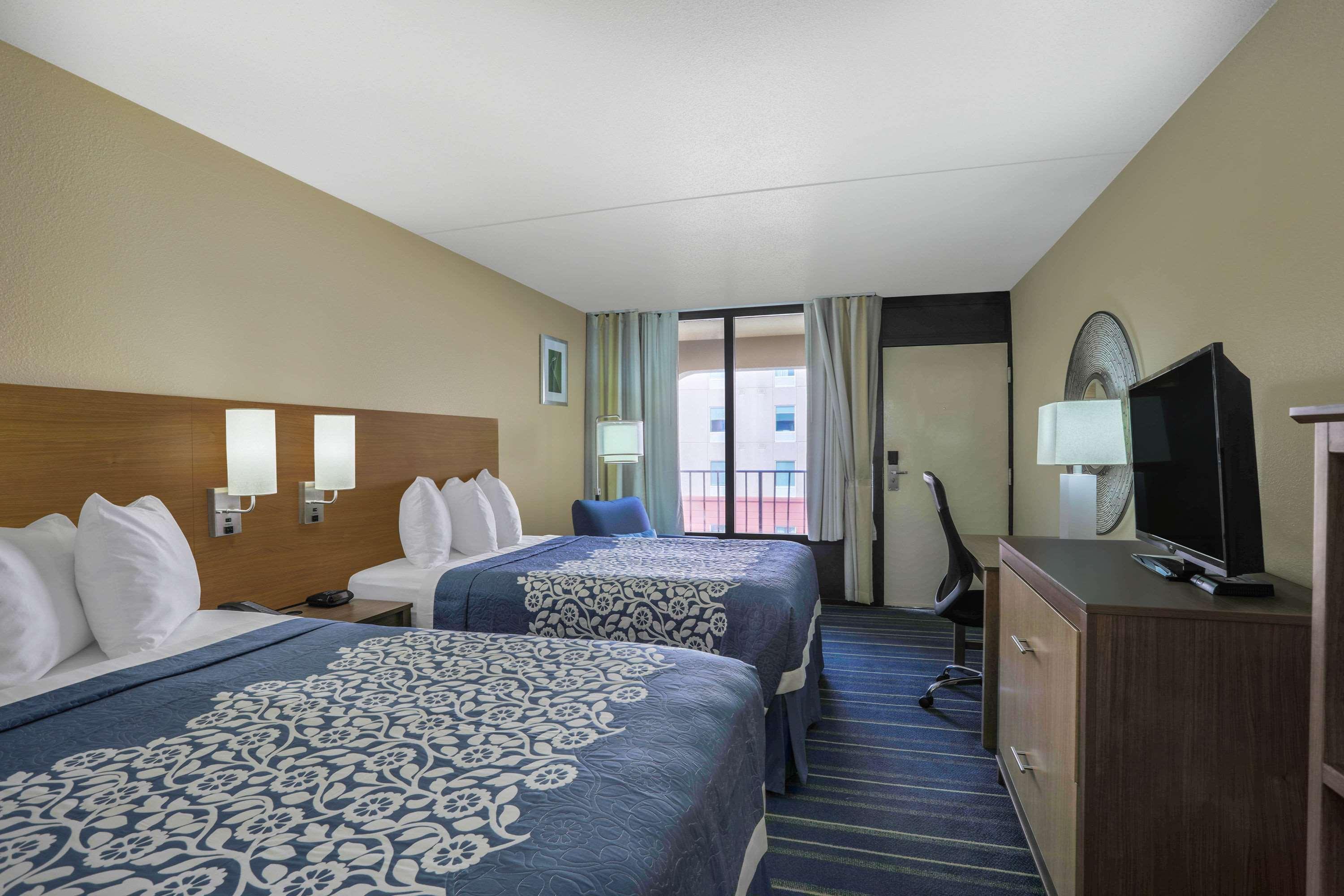 Days Inn By Wyndham Newark Wilmington Bagian luar foto