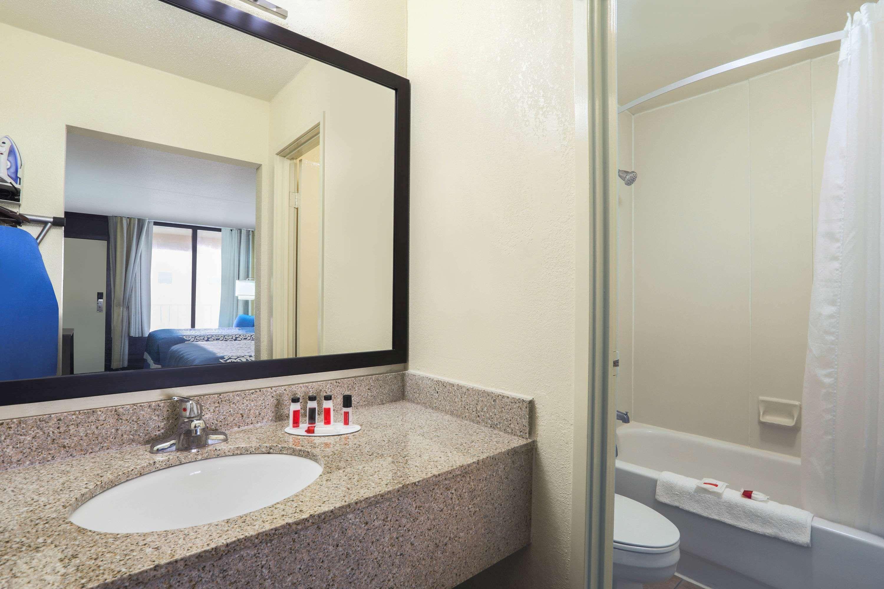 Days Inn By Wyndham Newark Wilmington Bagian luar foto