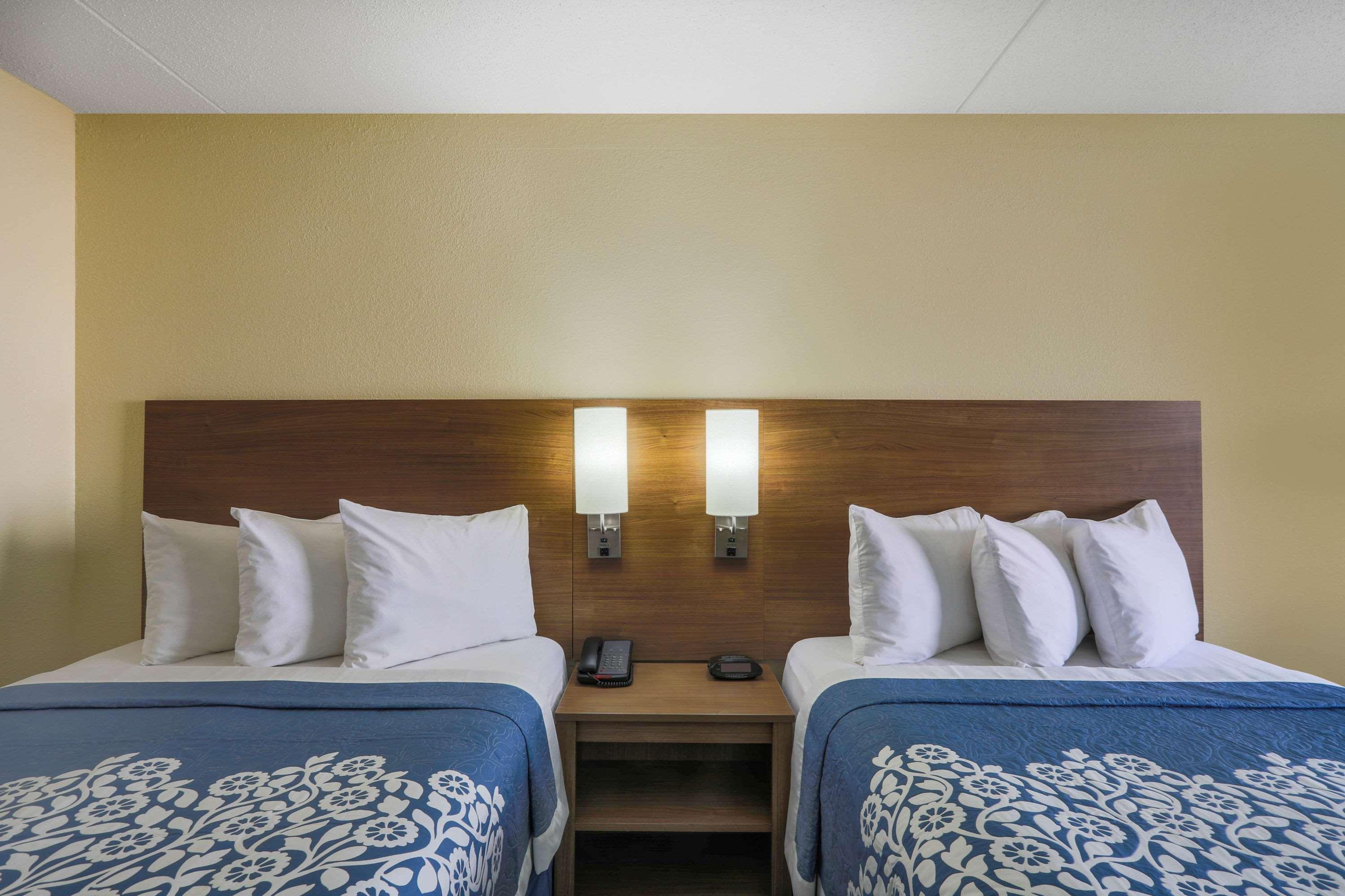 Days Inn By Wyndham Newark Wilmington Bagian luar foto