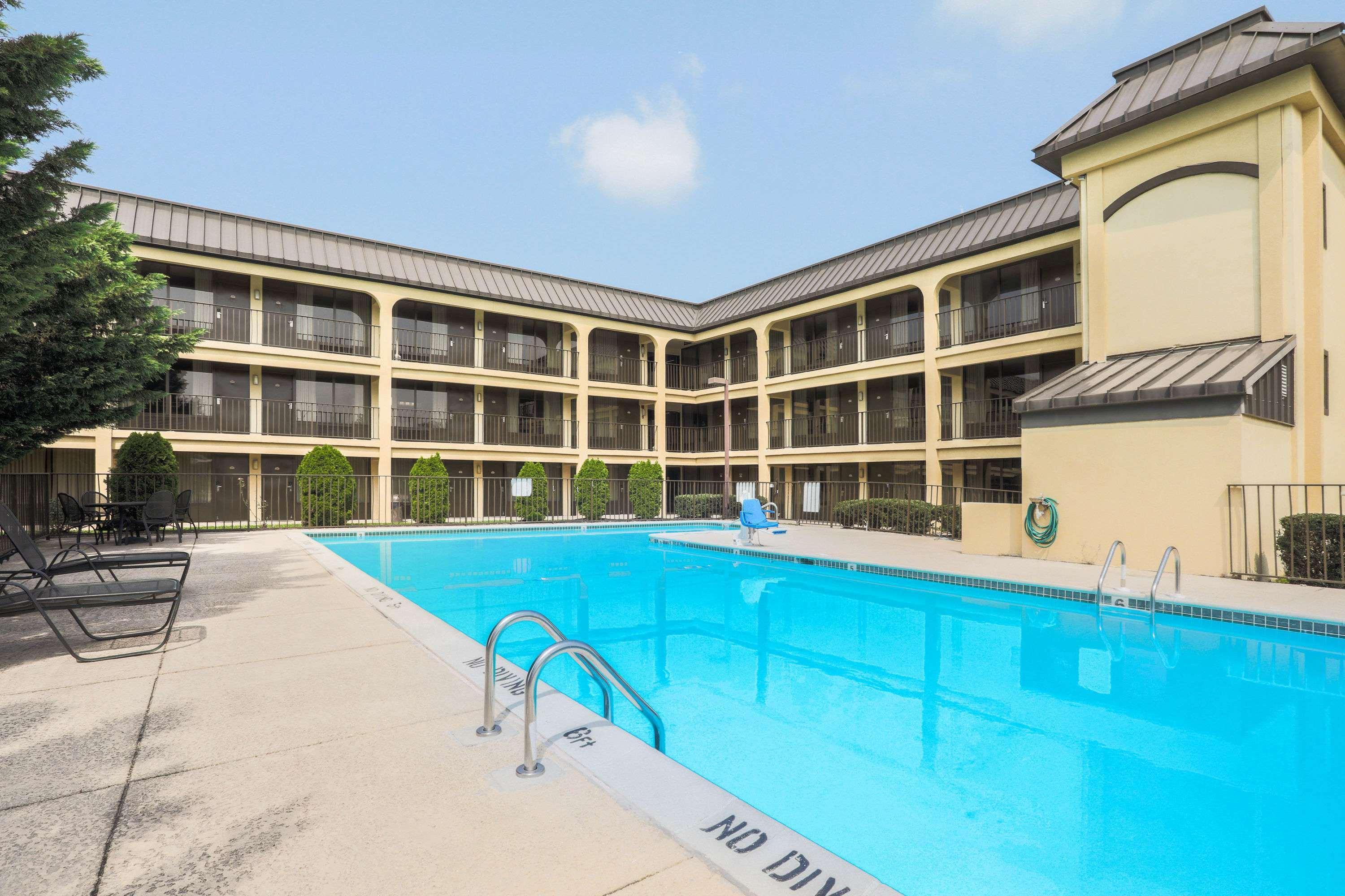 Days Inn By Wyndham Newark Wilmington Bagian luar foto