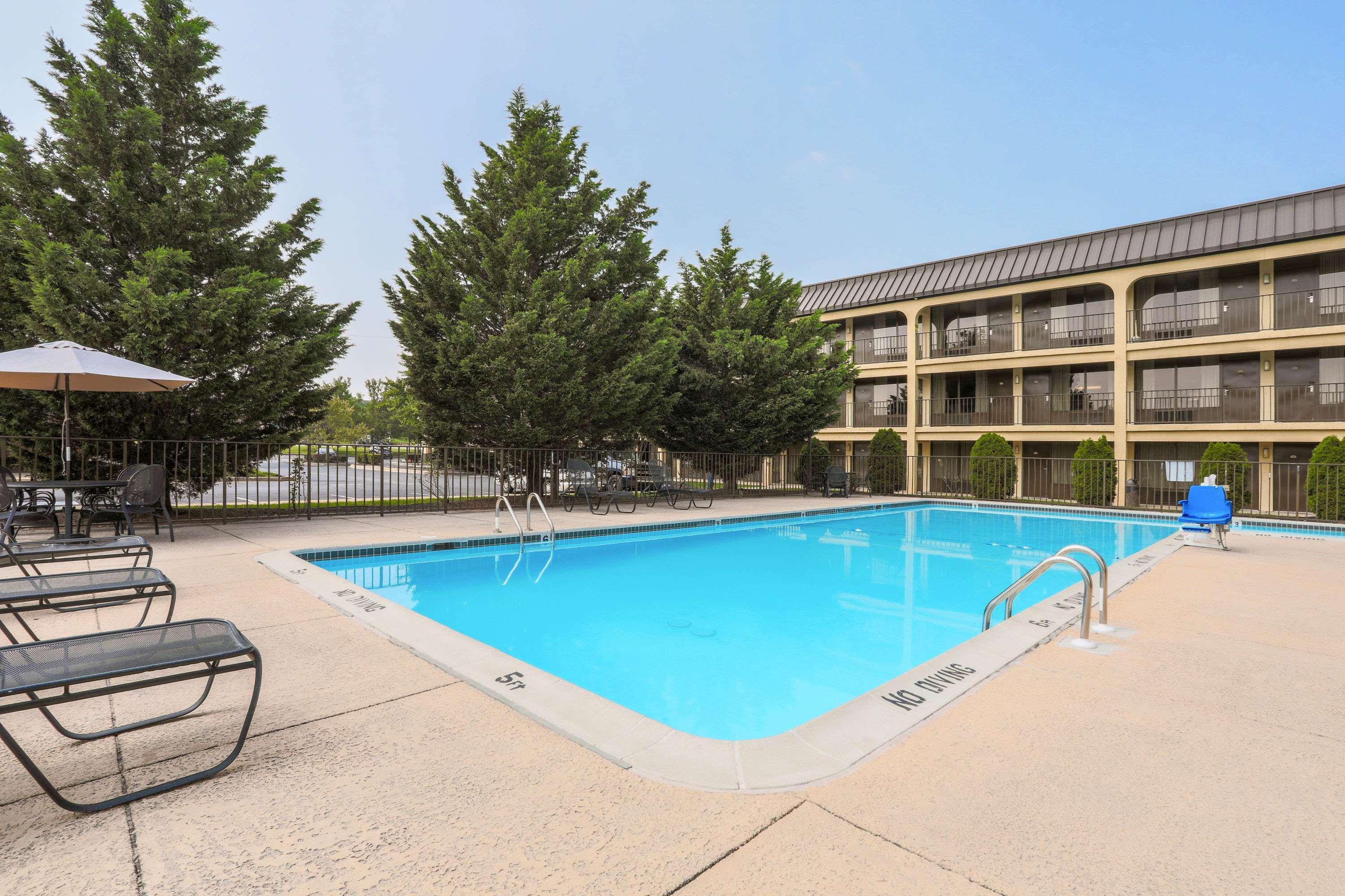 Days Inn By Wyndham Newark Wilmington Bagian luar foto