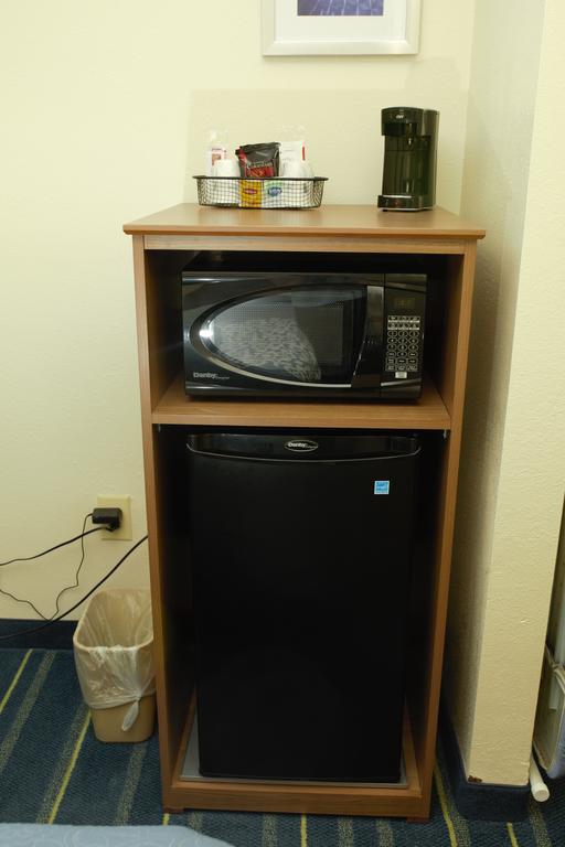 Days Inn By Wyndham Newark Wilmington Bagian luar foto