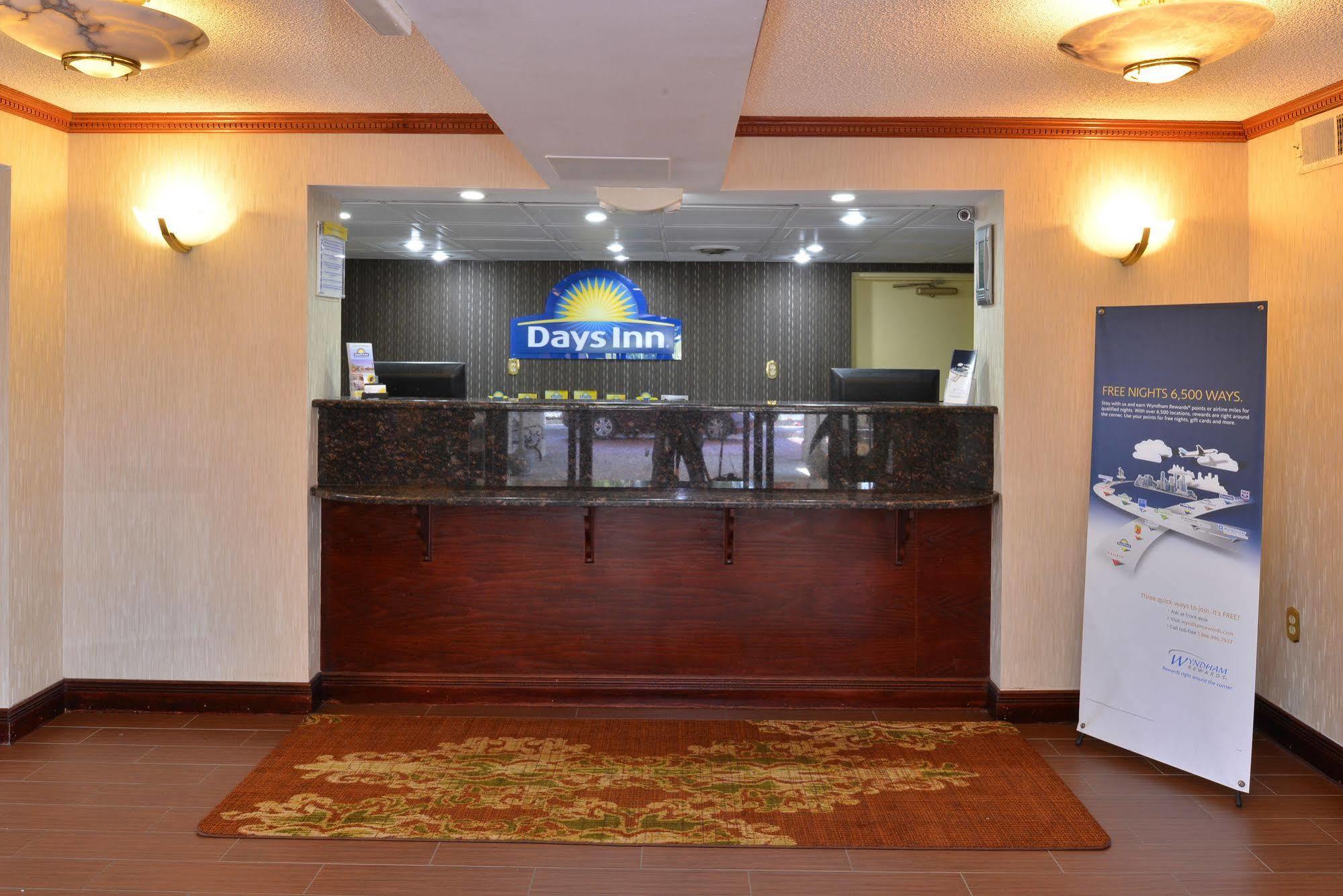 Days Inn By Wyndham Newark Wilmington Bagian luar foto