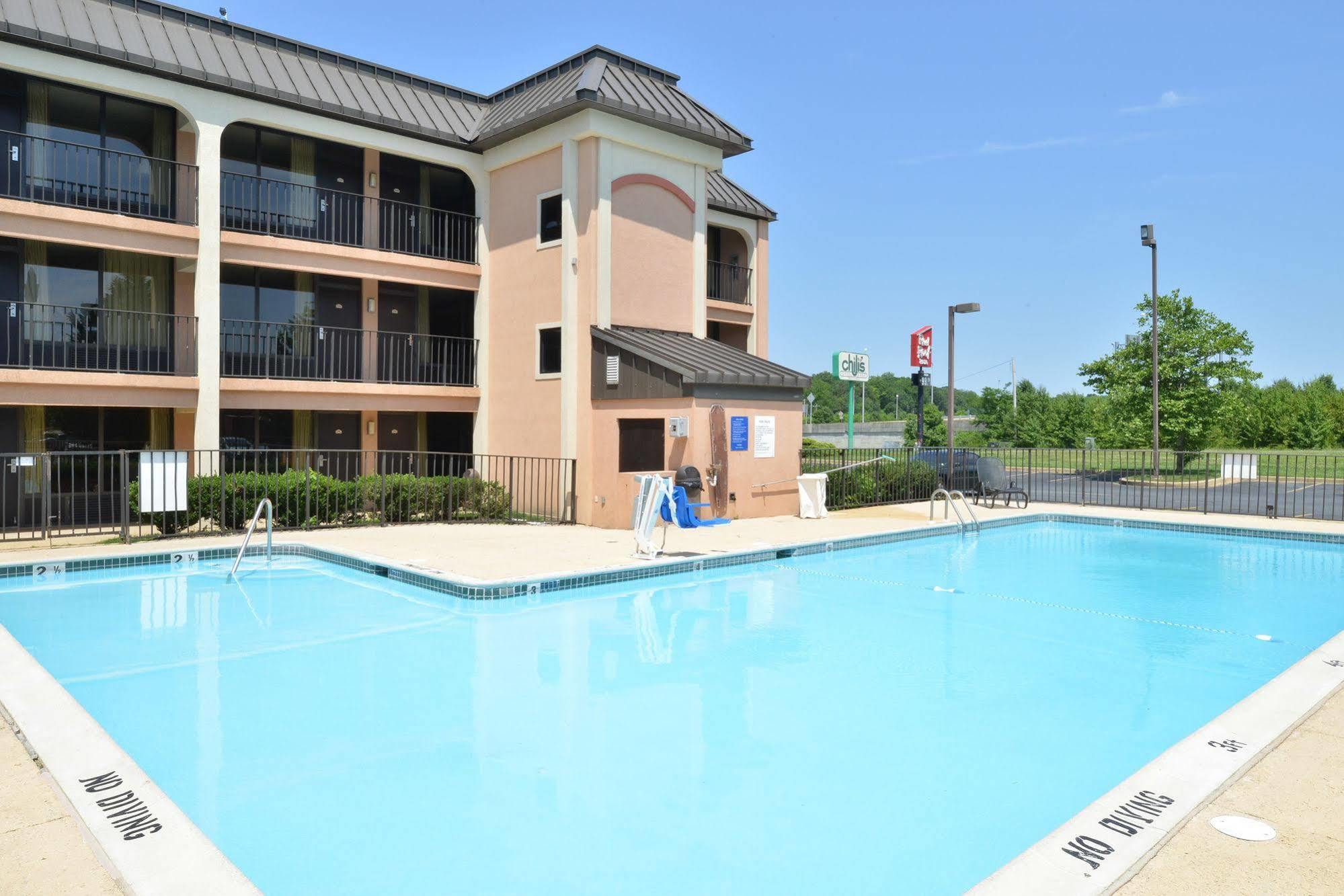 Days Inn By Wyndham Newark Wilmington Bagian luar foto