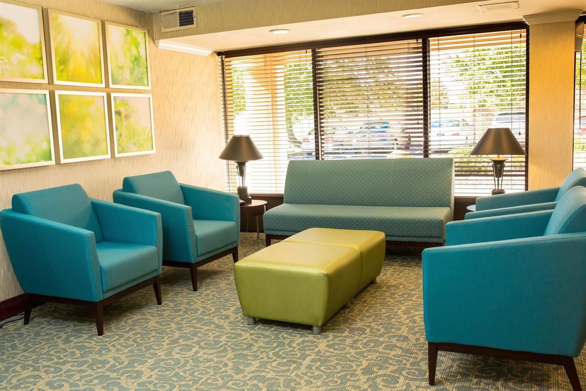 Days Inn By Wyndham Newark Wilmington Bagian luar foto