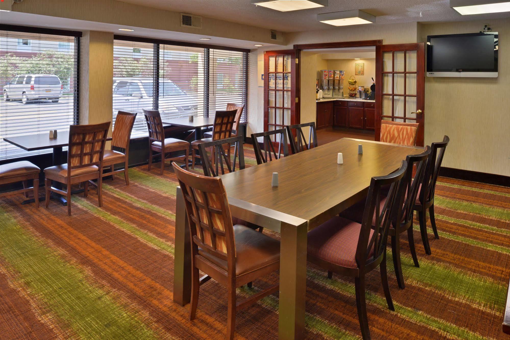 Days Inn By Wyndham Newark Wilmington Bagian luar foto