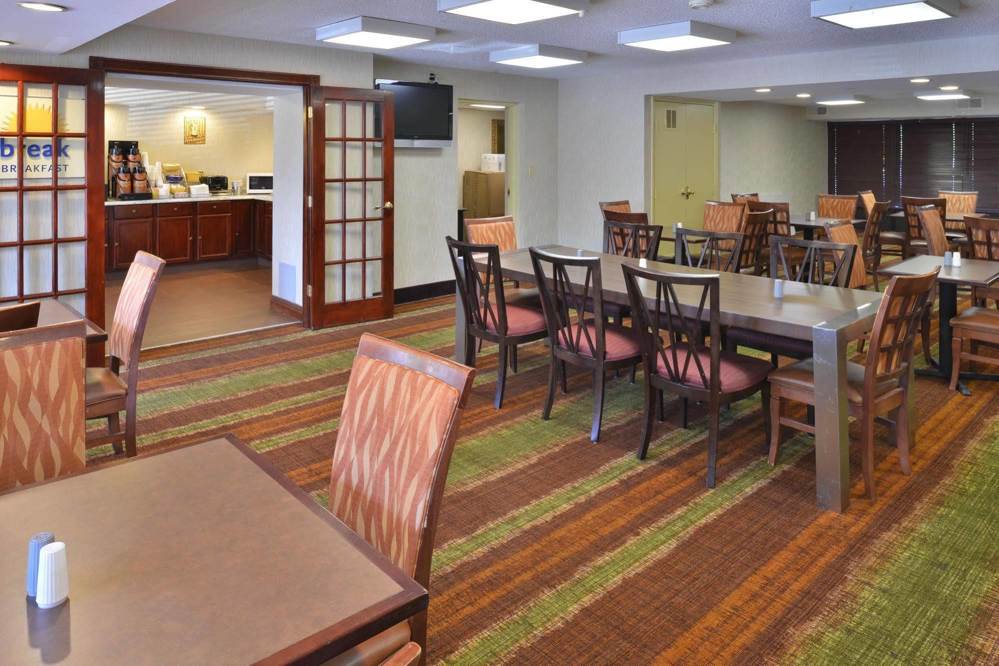 Days Inn By Wyndham Newark Wilmington Bagian luar foto