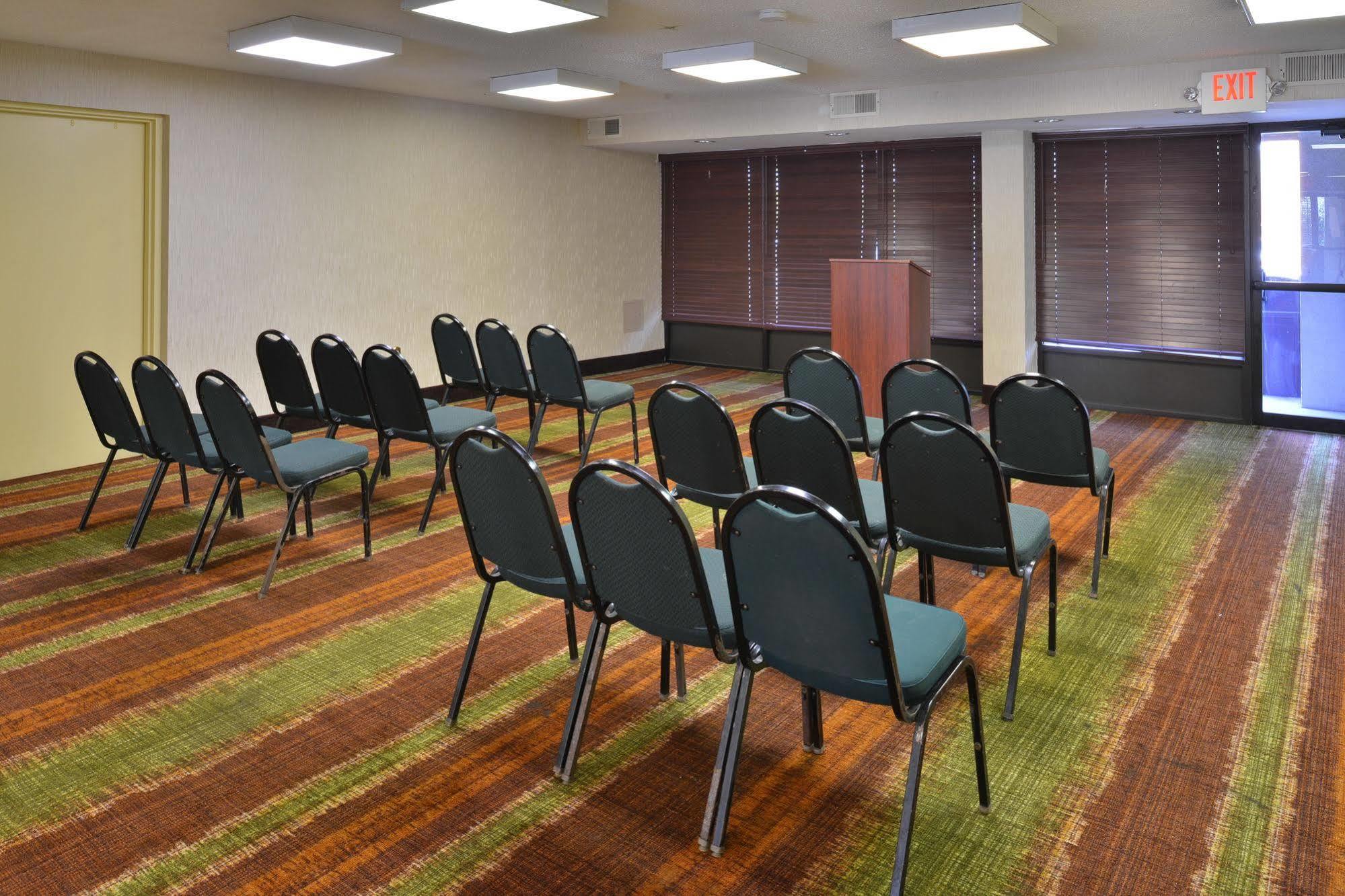 Days Inn By Wyndham Newark Wilmington Bagian luar foto