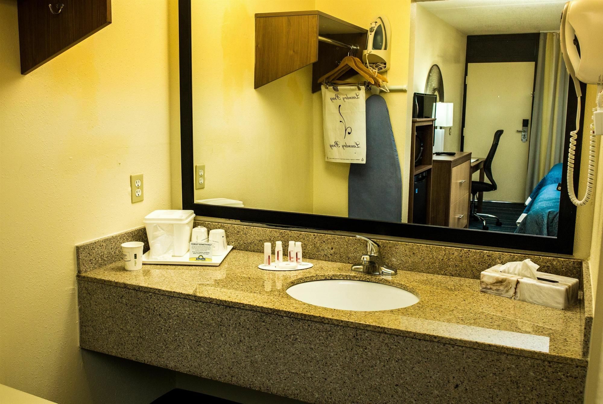 Days Inn By Wyndham Newark Wilmington Bagian luar foto