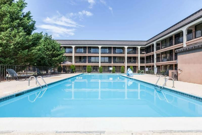 Days Inn By Wyndham Newark Wilmington Bagian luar foto