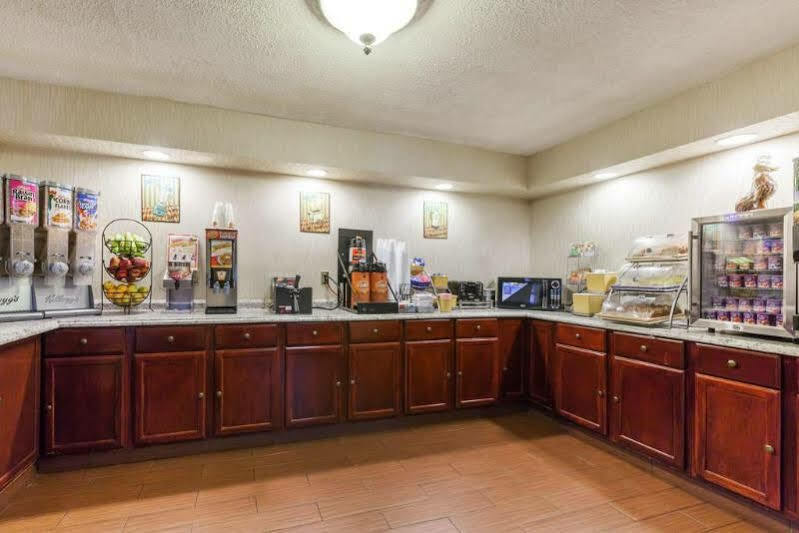Days Inn By Wyndham Newark Wilmington Bagian luar foto