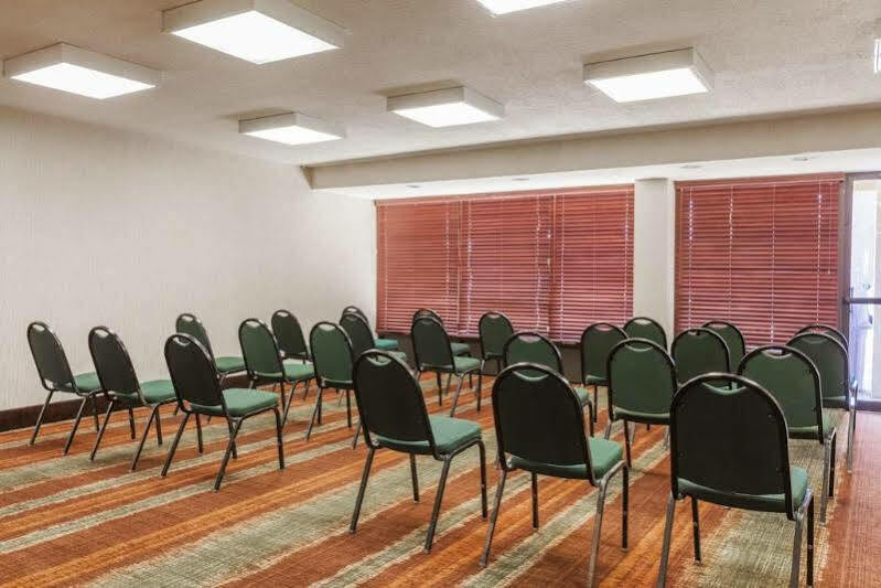 Days Inn By Wyndham Newark Wilmington Bagian luar foto