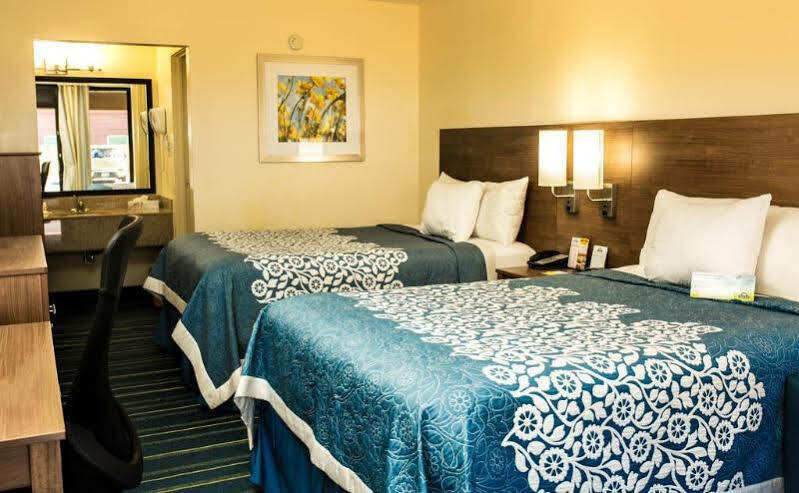 Days Inn By Wyndham Newark Wilmington Bagian luar foto