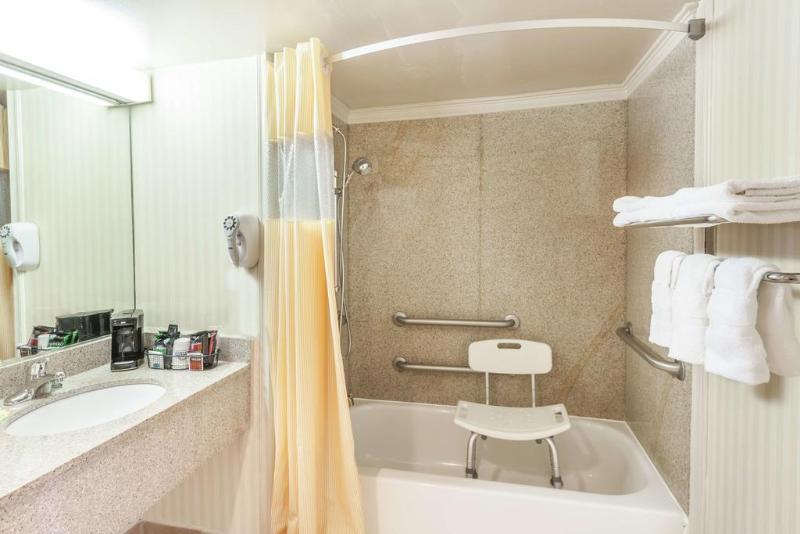 Days Inn By Wyndham Newark Wilmington Bagian luar foto