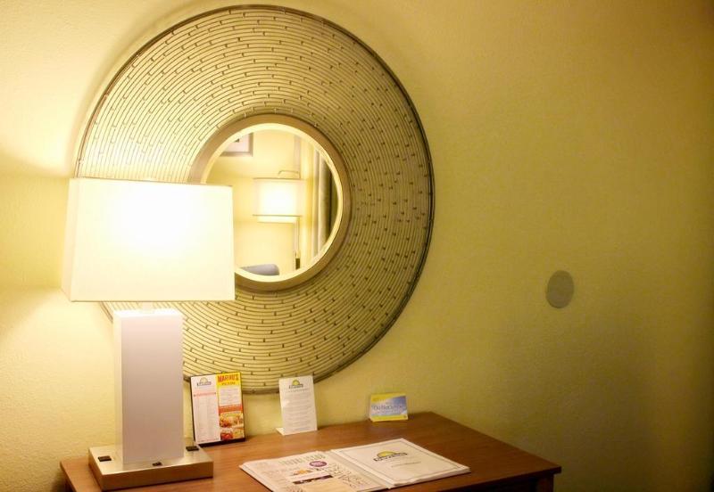 Days Inn By Wyndham Newark Wilmington Bagian luar foto